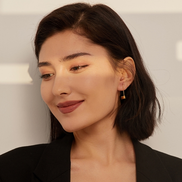 Chic Lock Hoop Earrings - Picture 5 of 7